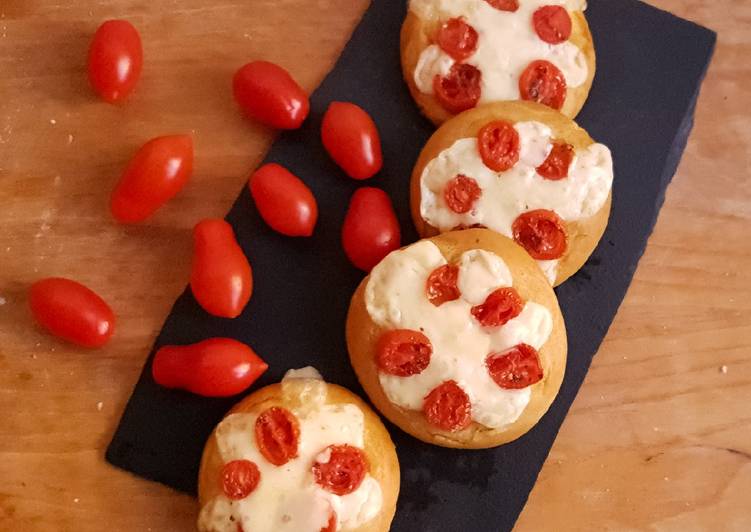 Focaccine soffici senza lievito con formaggio e pomodorini