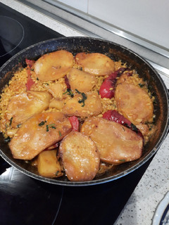 Una foto de Paella de sepia y patatas