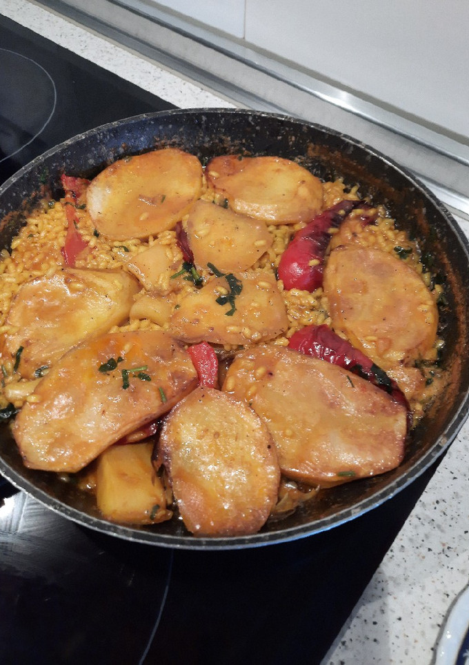 Una foto de Paella de sepia y patatas