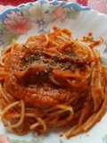 Espaguetis con salsa de tomate y alcaparras (picantes)