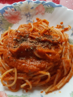 Una foto de Espaguetis con salsa de tomate y alcaparras (picantes)