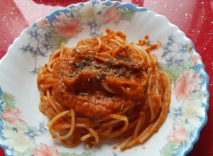 Foto principal de Espaguetis con salsa de tomate y alcaparras (picantes)