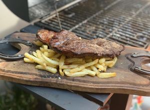 Una foto de Arrachera al asador con papas