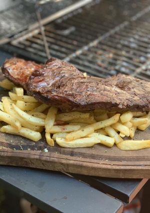 Una foto de Arrachera al asador con papas