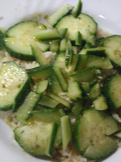 Una foto de Ensalada de pepino con arroz blanco