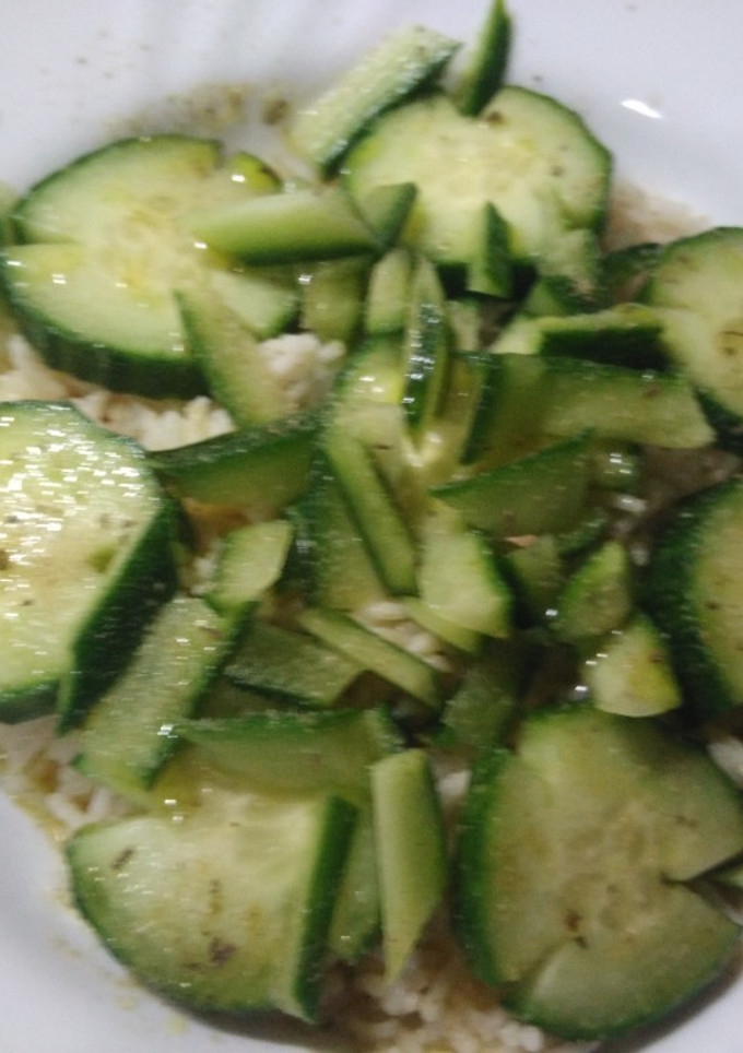 Una foto de Ensalada de pepino con arroz blanco