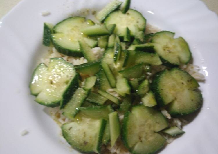 Ensalada de pepino con arroz blanco