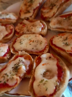Una foto de Pancitos con salsa y queso