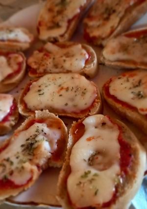 Una foto de Pancitos con salsa y queso