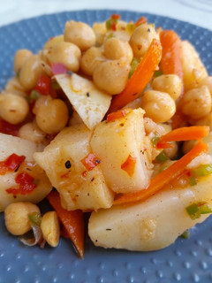 Una foto de Ensalada de patatas y garbanzos con chimichurri