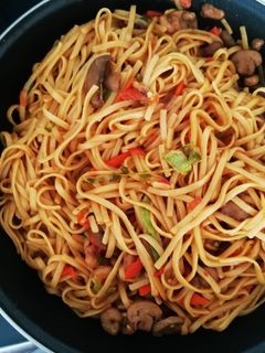 Una foto de Tallarines con verduras, gambas y salsa de soja