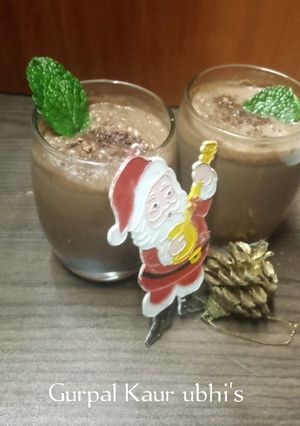 A picture of Santa's Red Velvet Tea Shake.