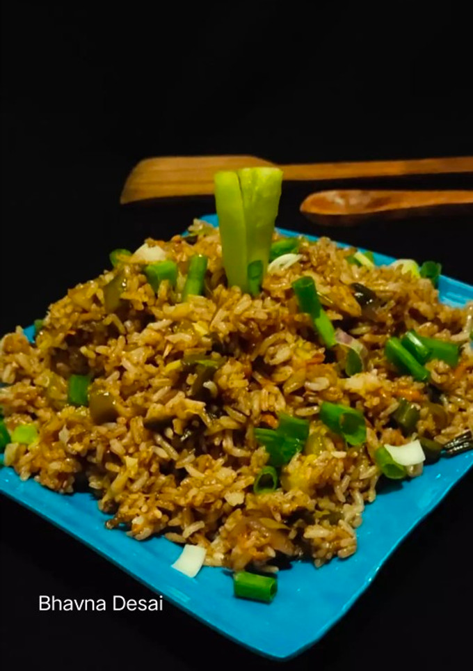 વેજ ફ્રાઇડ રાઈસ.(Veg Fried Rice Reciepe in Gujarati) રેસીપી મુખ્ય ફોટો