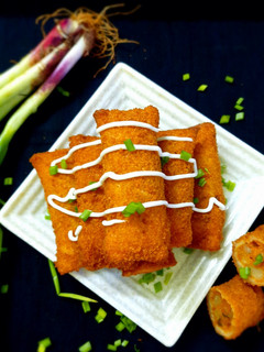 A picture of Spring onion, potato stuffed bread roll.