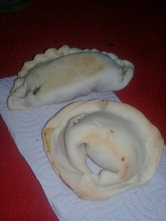 Una foto de Empanadas de pollo y Jamón & Queso.