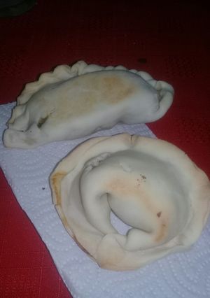 Una foto de Empanadas de pollo y Jamón & Queso.
