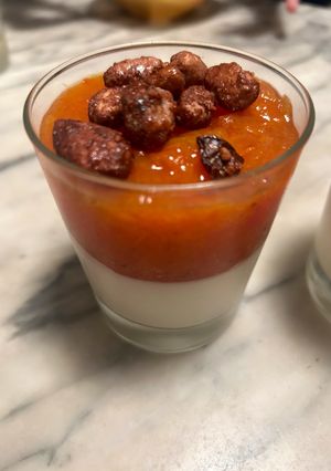 Foto di Panna cotta ai cachi con nocciole caramellate