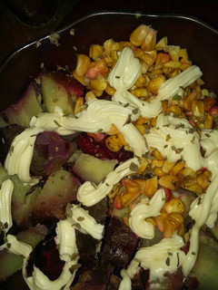 Una foto de Ensalada tibia de verduras y salsa. César vegan