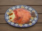 Una foto de pastel de salmón fresco