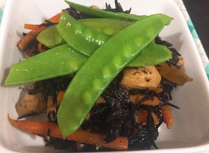 Hình của món Hijiki no nimono - Món hầm rong biển kiểu Nhật.