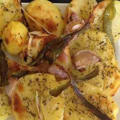 Una foto de Papas al horno con cebolla y morrón