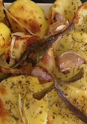 Una foto de Papas al horno con cebolla y morrón