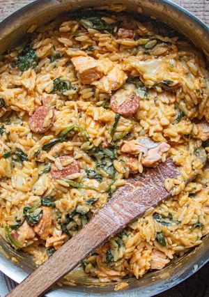 Une photo de Orzo crémeux aux saucisses italiennes