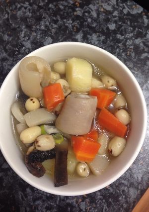 Hình của món Súp đuôi heo hạt sen.