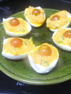 Una foto de Huevos rellenos con cherry
