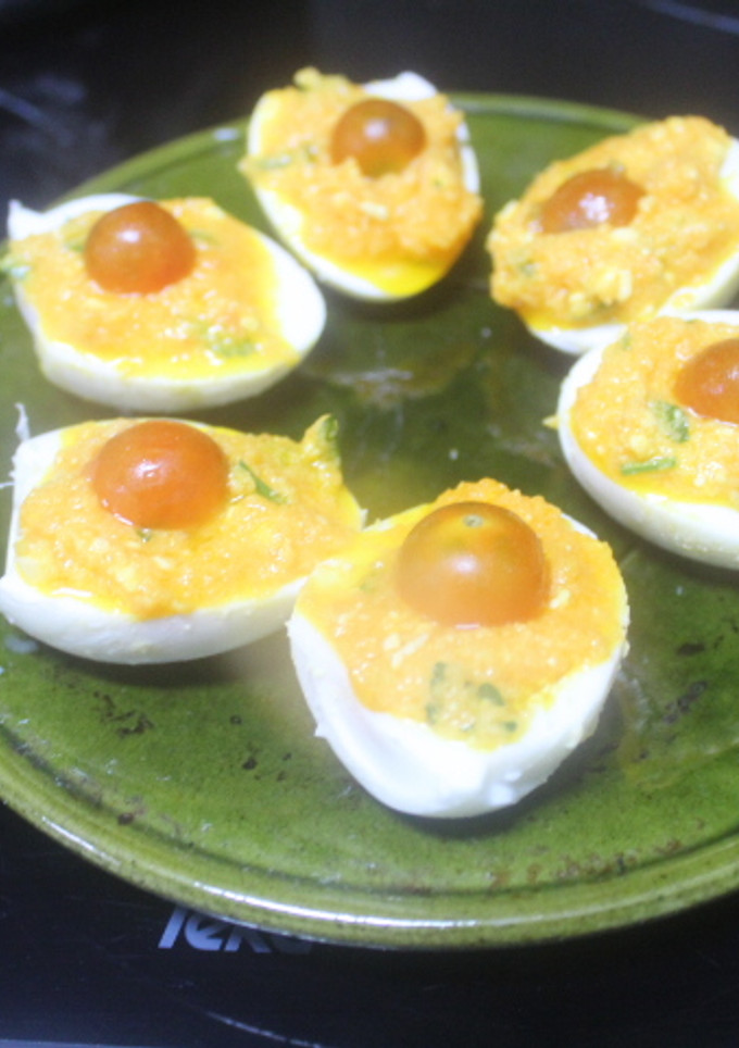 Una foto de Huevos rellenos con cherry
