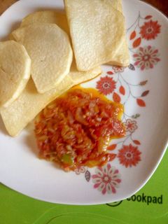 A picture of Fried yam and sauce.