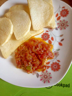 A picture of Fried yam and sauce.