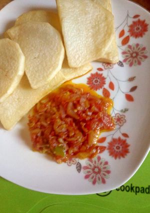A picture of Fried yam and sauce.