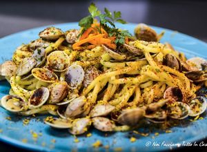 Foto di Spaghetti con vongole, bottarga e zest di arancia