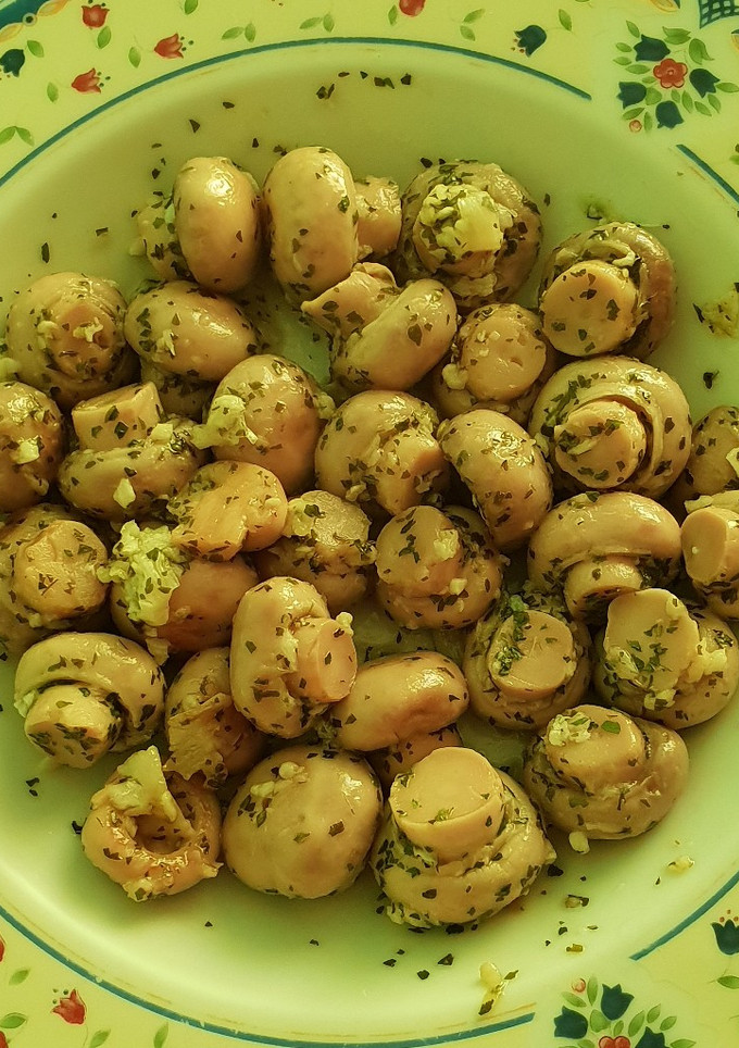 Una foto de Champiñones al ajillo