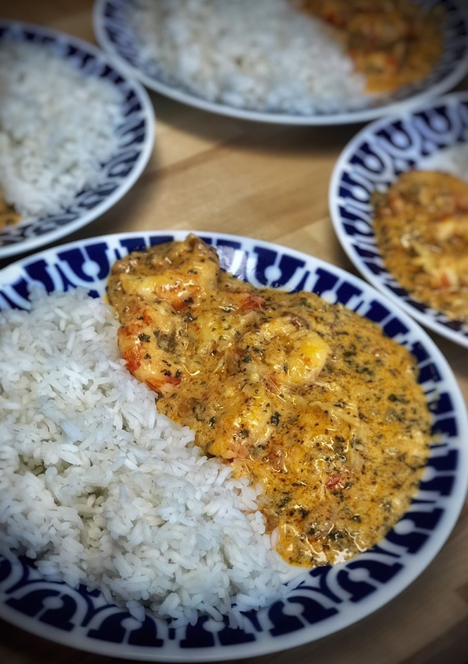 Una foto de Langostinos con salsa de cacahuete y arroz basmati