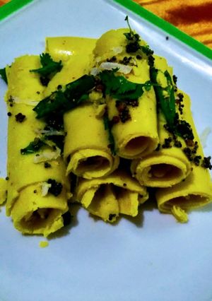 A picture of Khandvi.
