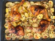 Una foto de cuartos de pollo en salsa