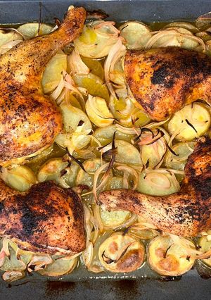 Una foto de Pollo asado al vino y salsa de soja con patatas