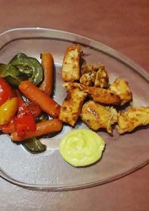 Una foto de Pollo a la naranja con puré de brócoli y vegetales
