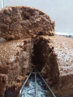 Una foto de Bizcochuelo de chocolate (sin huevo, sin manteca ni leche)