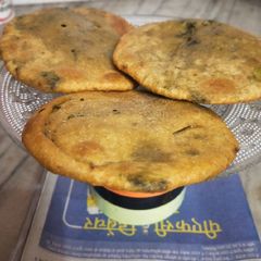 A picture of Stuffed Methi Kachori.