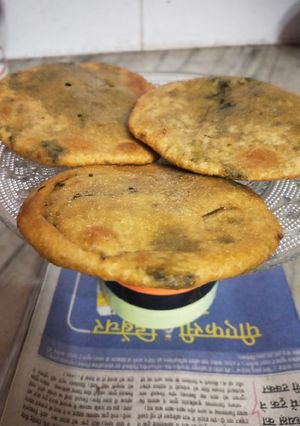 A picture of Stuffed Methi Kachori.