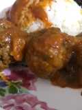 Bolas de carne en reducción de tomates con arroz blanco