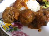 Bolas de carne en reducción de tomates con arroz blanco