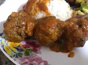 Una foto de Bolas de carne en reducción de tomates con arroz blanco