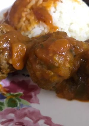 Una foto de Bolas de carne en reducción de tomates con arroz blanco