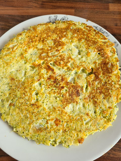 Una foto de Tortilla de patatas y brócoli 🥔🥦