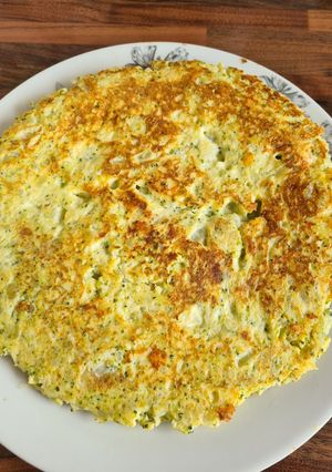 Una foto de Tortilla de patatas y brócoli 🥔🥦