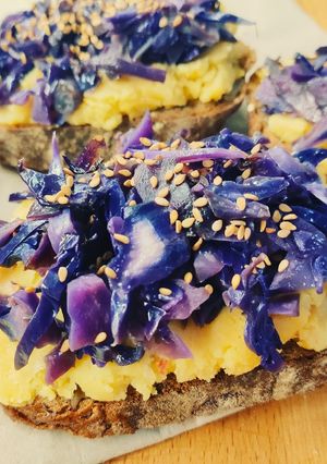 Foto di Crostoni con purè di fave e cavolo rosso stufato